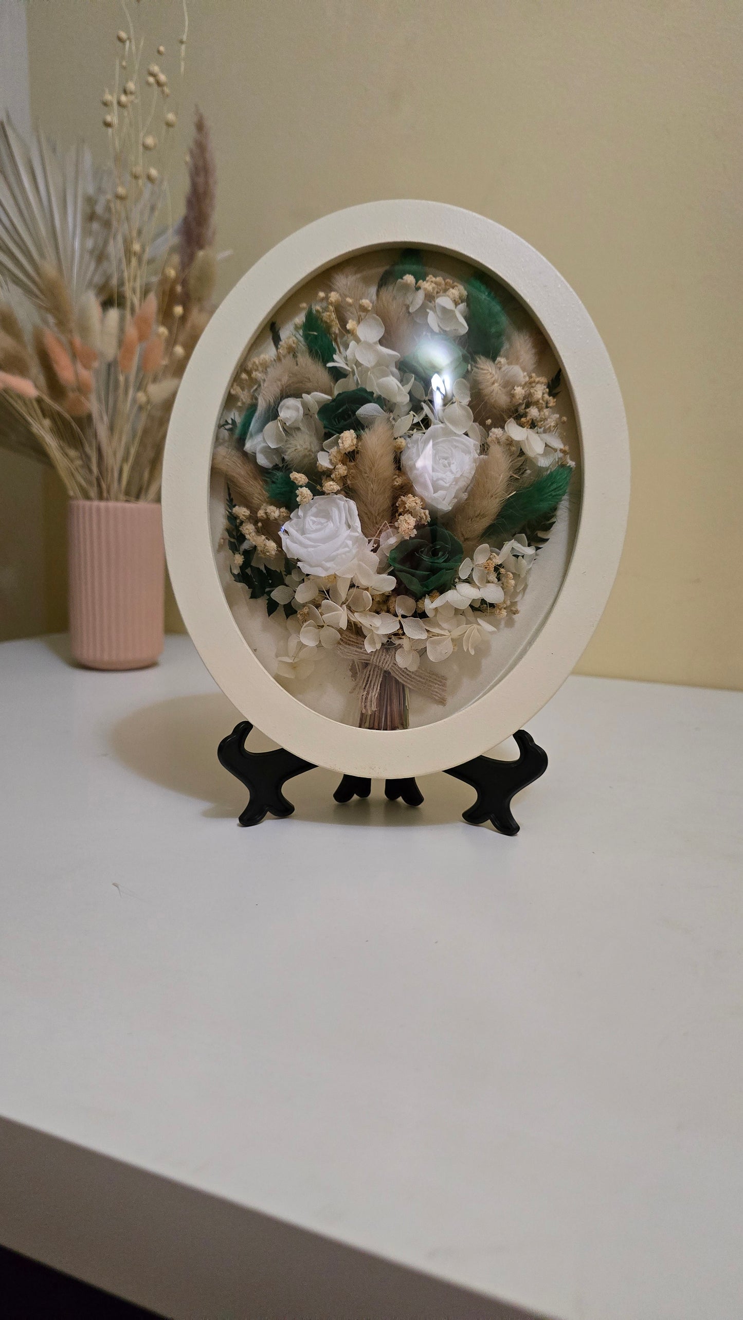 Tablou floral oval cu trandafiri conservați și flori naturale – 25 x 20 cm