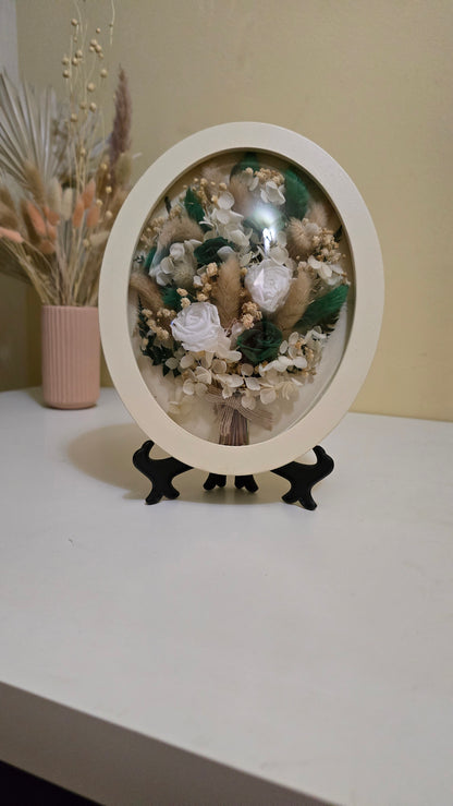Tablou floral oval cu trandafiri conservați și flori naturale – 25 x 20 cm